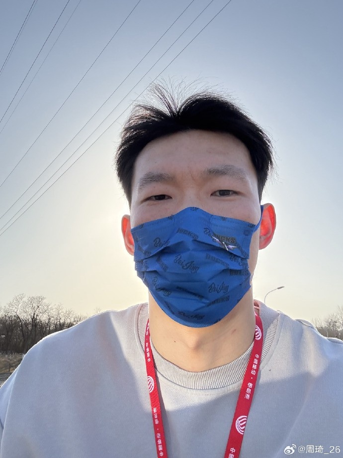 悠閑！周琦騎京牌電動(dòng)車出行：太陽出來了 開京牌兜兜風(fēng)！