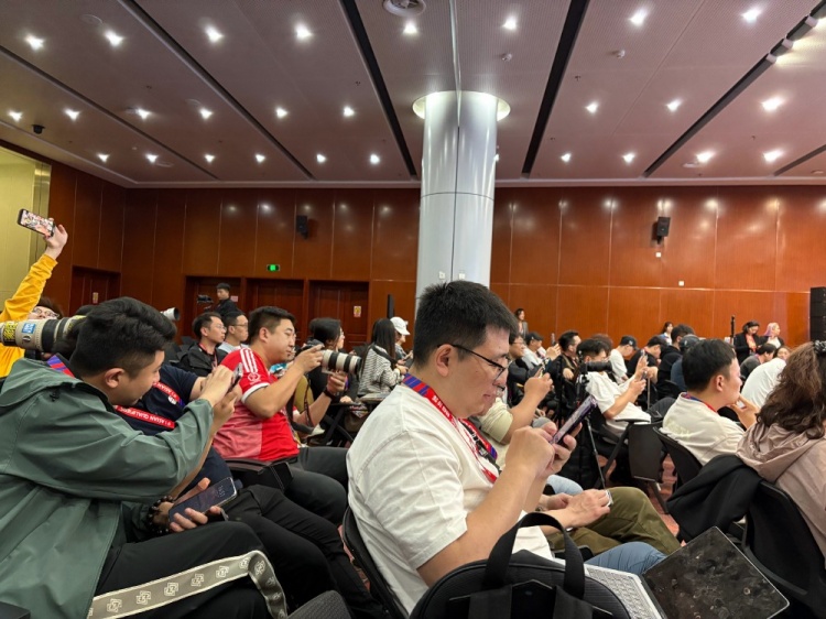 萬眾矚目！記者擠滿國足賽前新聞發(fā)布廳，賽場記者預(yù)計超300人