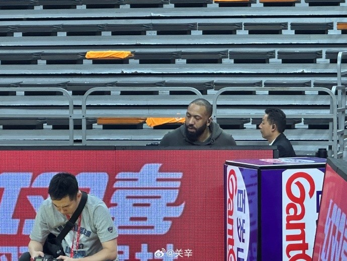 今晚不打？廣東主場迎戰(zhàn)廣廈 吉倫沃特一身便裝現(xiàn)身球館