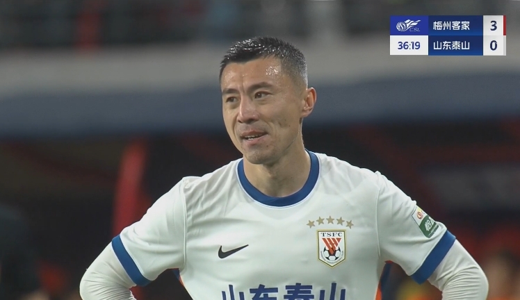 34分鐘0-3落后！36歲鄭錚苦笑36歲大雷沮喪 替補(bǔ)席黃政宇神態(tài)輕松