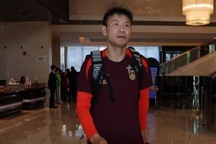 李源一3次助攻位居助攻榜榜首，李璇：再看伊萬發(fā)言覺得有種錯(cuò)亂